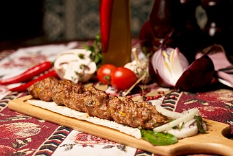 Люля кебаб из мяса говядины и свинины с овощами
